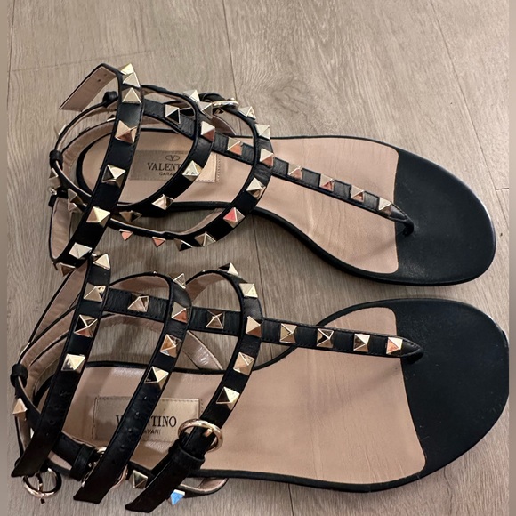 ROCKSTUD CALFSKIN FLAT FLIP-FLOP SANDAL - Picture 5 of 10